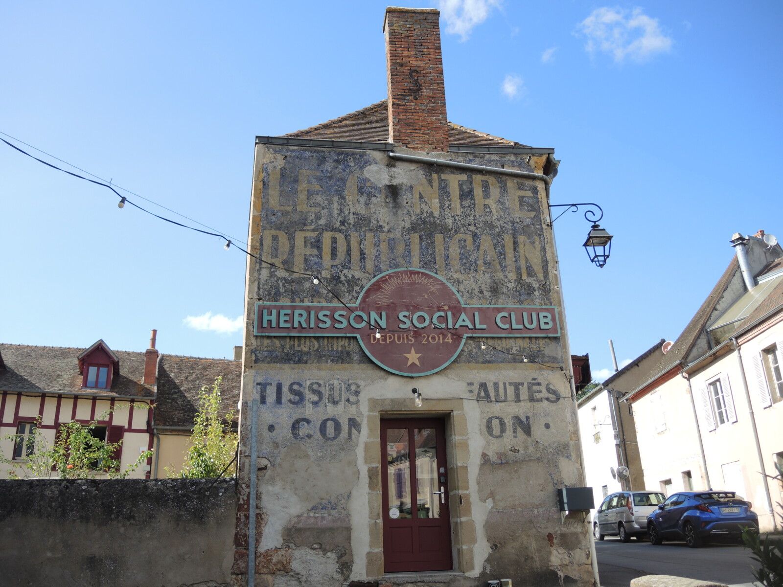 Hérisson, Hérisson social club et pub (03)