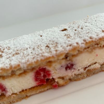 Entremets au citron vert et aux framboises