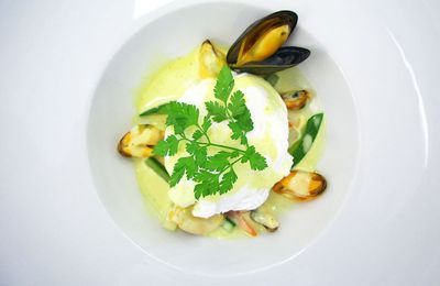 Oeuf poché en marinière de moules aux petits légumes et curry...