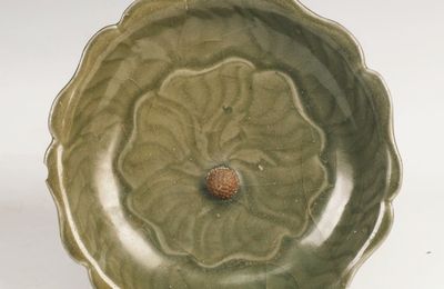 Lobed rim celadon plate, Longquan ware, Yuan dynasty 