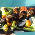 Brochettes "andouillettes/figatelli" avec des légumes - cuisson plancha à gaz