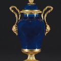 Vase balustre. Chine, époque Qianlong (1736-1795) pour la porcelaine France, époque Louis XVI, vers 1775-1780 pour la monture