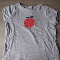 T-shirt gris motif central pomme rouge Bout'chou 18 mois - 1 euro