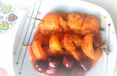 Brochettes d'abricots compotés au romarin