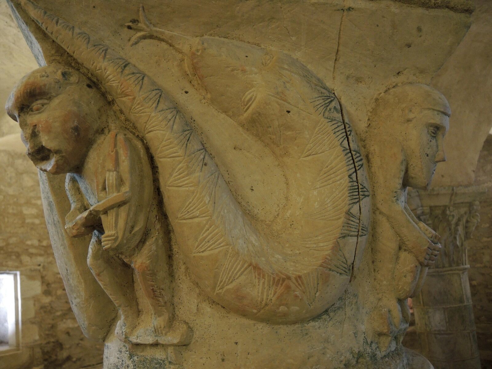Saint-Parize-le-Châtel, église Saint-Patrice, crypte romane, colonne 5.....  (58)