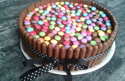 gâteau d anniversaire au chocolat fingers et smarties