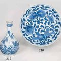 Plat en porcelaine bleu et blanc, XVIIIe siècle & Vase bouteille en porcelaine décorée, Chine, première moitié du XIXe 