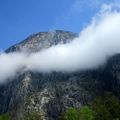 Dans les nuages des pics alpins norvégiens