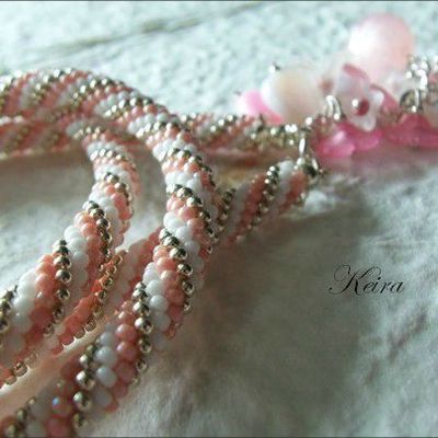 Collier crocheté aux couleurs girly