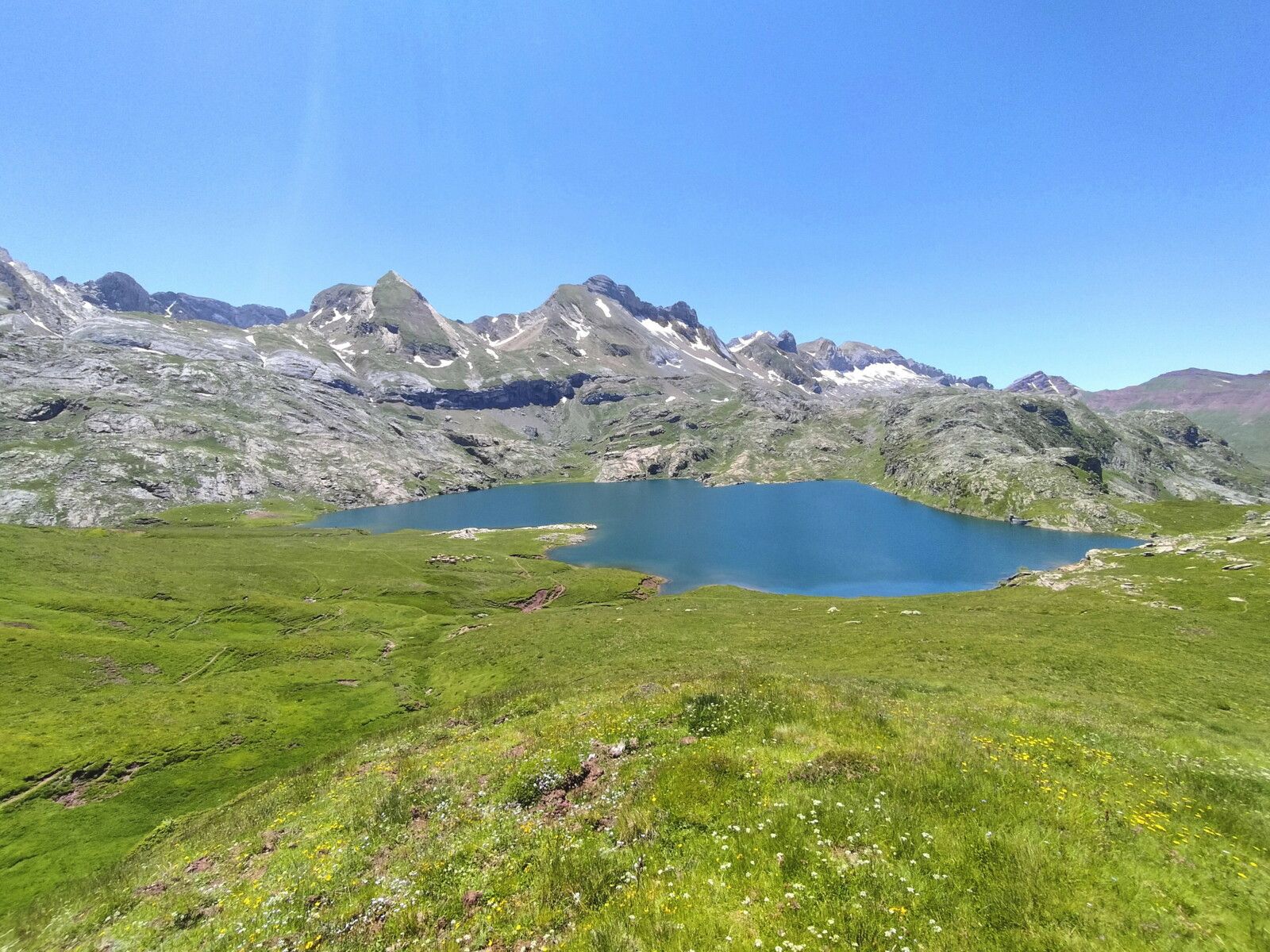 Lac d'Estaens, panorama 1 sur le lac, juin 2024... (Espagne)