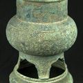 Vase tripode en bronze à superbe patine bleue. Vietnam, culture Dông Son 1500-1000 av. J.C.