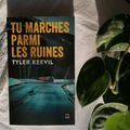 Tu marches parmi les ruines