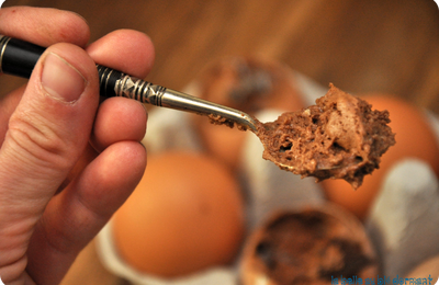 Mousse au chocolat aux éclats de fèves caramélisés