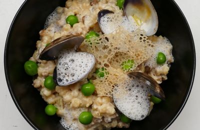 FREGOLA SARDE EN RISOTTO - PETIT POIS - PALOURDE ET TUILES DE PAIN