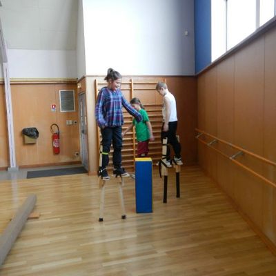 Des petits exercices sur échasses . . .