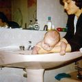 Avril 80 : un des premiers bains de Clémentine.