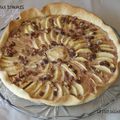 Tarte aux pommes, noix et raisins secs