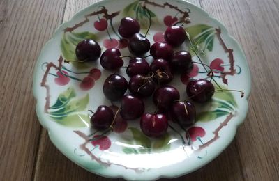 les cerises. cherries. 