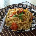 Sauce spaghetti avec tomates raisin du jardin et origan fraîchement cueillis