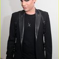 Adam Lambert à l'installation de Skingraft (article Just Jared)