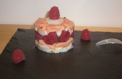 Tartare de Saint-Jacques au saumon et aux framboises façon mille-feuilles