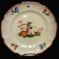 Les Islettes, trois assiettes à bordure contournée, décor au chinois. Fin XVIIIème siècle