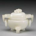 A fine white jade oval covered censer and cover - Late Qing Dynasty