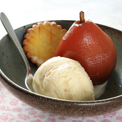 Poire pochée au vin rouge et glace nougat