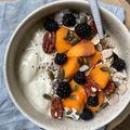 Muesli maison, yaourt végétal et fruits d'automne