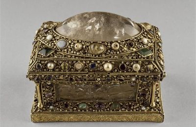 Coffret-reliquaire, vers 1200, argent, cristal de roche, perles