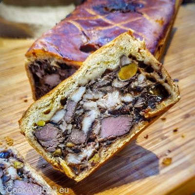Pâté en croûte au canard, olives, pistaches