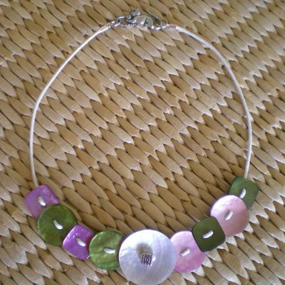 Bouton de nacre.. mais cette fois ci en collier !