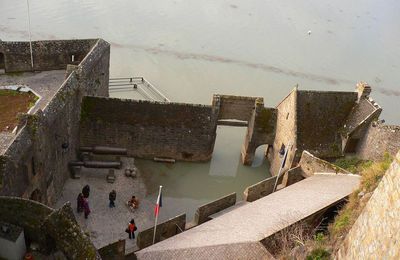 grande marèe au mont saint michel l'eau arrive