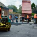 CENT TONNES D'ENROBÉ A LA BROUETTE ET A LA MAIN.