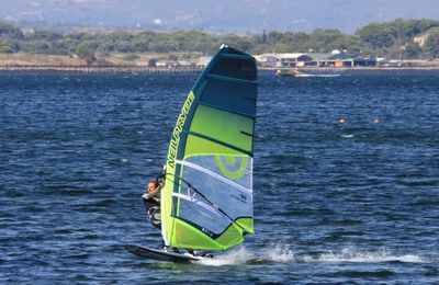 Windsurfeurs sur l'étang de Thau à Marseillan le 15 août 2019 après-midi