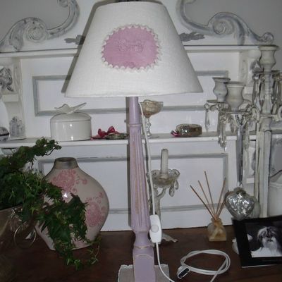 lAMPE PATINE VIOLINE ET SON ABAT JOUR EN LIN