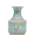 Petit vase. Famille rose. Chine. Epoque Qing. Marque Qianlong