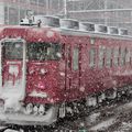 Des rouges dans la tempête de neige à Kanazawa