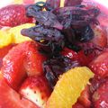 Salade de fraises et d'oranges au sirop de karkadé