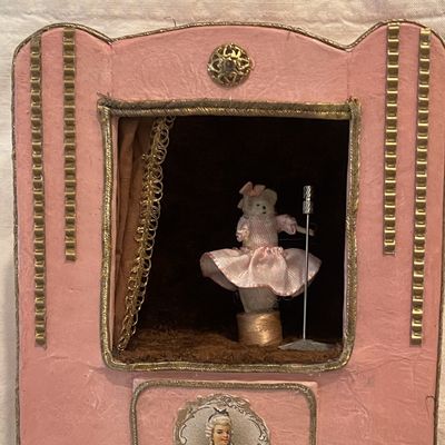 Petit théâtre crapouille en petite robe à Vichy chante ..