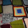 Petits carrés au crochet et tricot pour yarn bombing