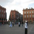 Toulouse :depuis la place du Capitole, enfilade avec à gauche, la rue Pargaminières, et à droite la rue du Taur, rue piétonne 