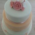 Wedding Cake avec des roses pêche