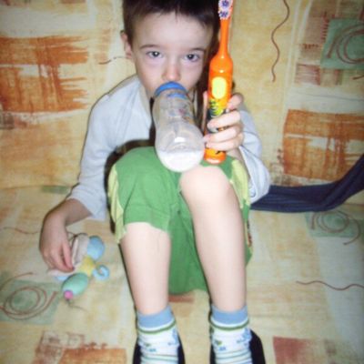 Maël aime sa nouvelle brosse à dents...