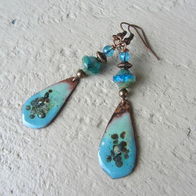 boucles pendantes ethniques cuivre émaillé et verre de bohème, turquoise et cuivré