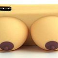 Le smartphone aux seins nus