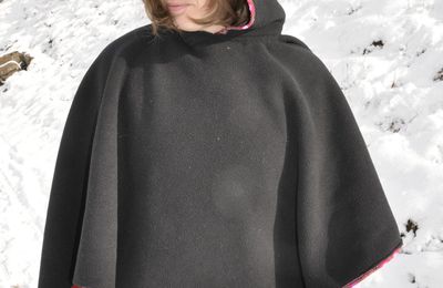 poncho à capuche à la neige!