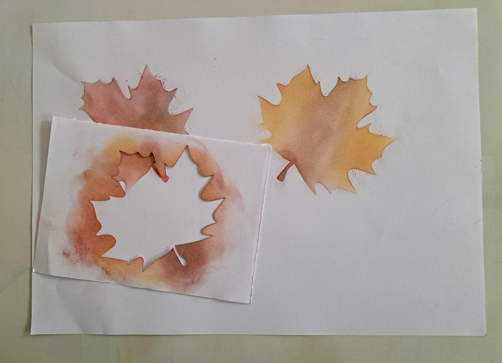 Avec la grande feuille d'arbre