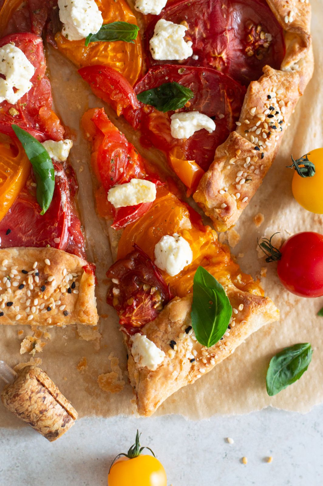 tarte feuilletée aux tomates anciennes, recette tarte feuilletée, été, tarte aux tomates ancienne facile, tarte feuilletée chèvre tomate, recette tarte tomate moutarde, tarte tomate basilic, recette d’été simple et rapide, cuisine de saison été, recette avec tomates anciennes, idée repas été léger, dijon, bourgogne, bourgogne franche-comté,  