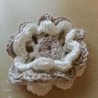 Fleur en crochet : la rose aussi appelée la fleur triple 